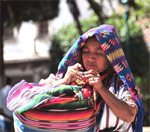 Maya vrouw met mand (Antigua, Guatemala)